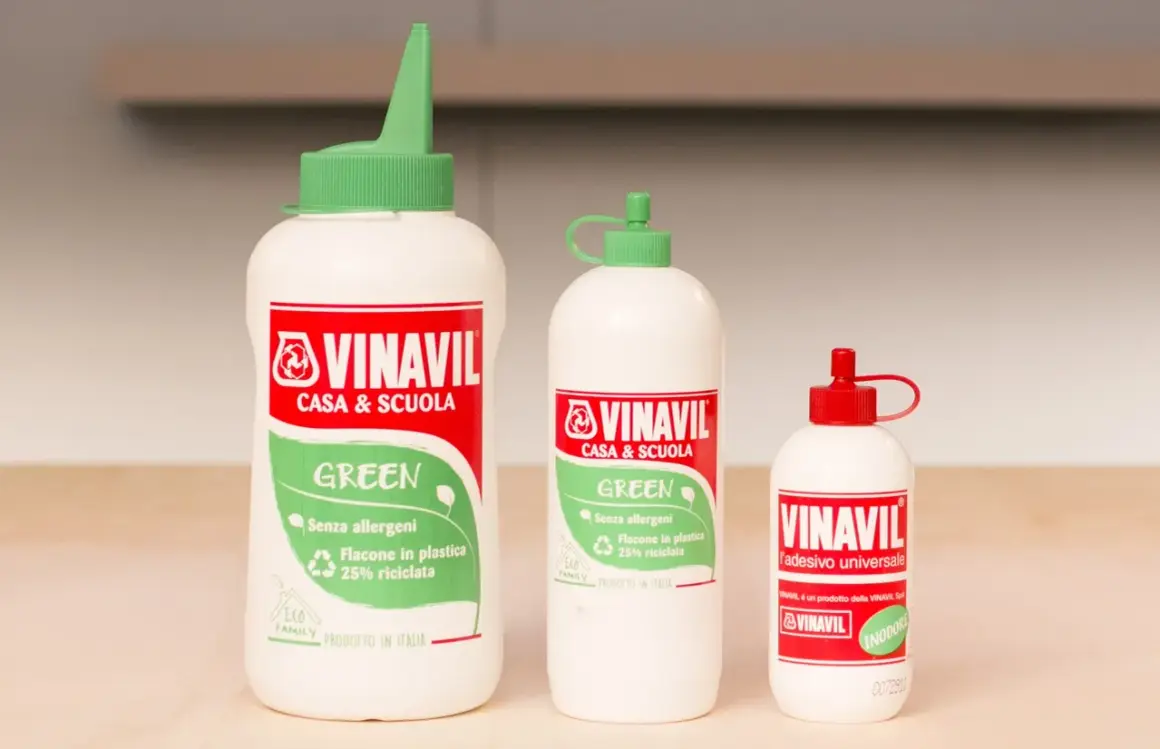 Tre flaconi di colla Vinavil, ideali per casa e scuola. Questa colla cosa incolla tutto, è senza allergeni e in plastica riciclata.