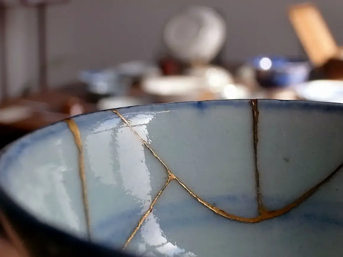 Il kintsugi come fare: riparare una ciotola con oro, valorizzando le crepe.