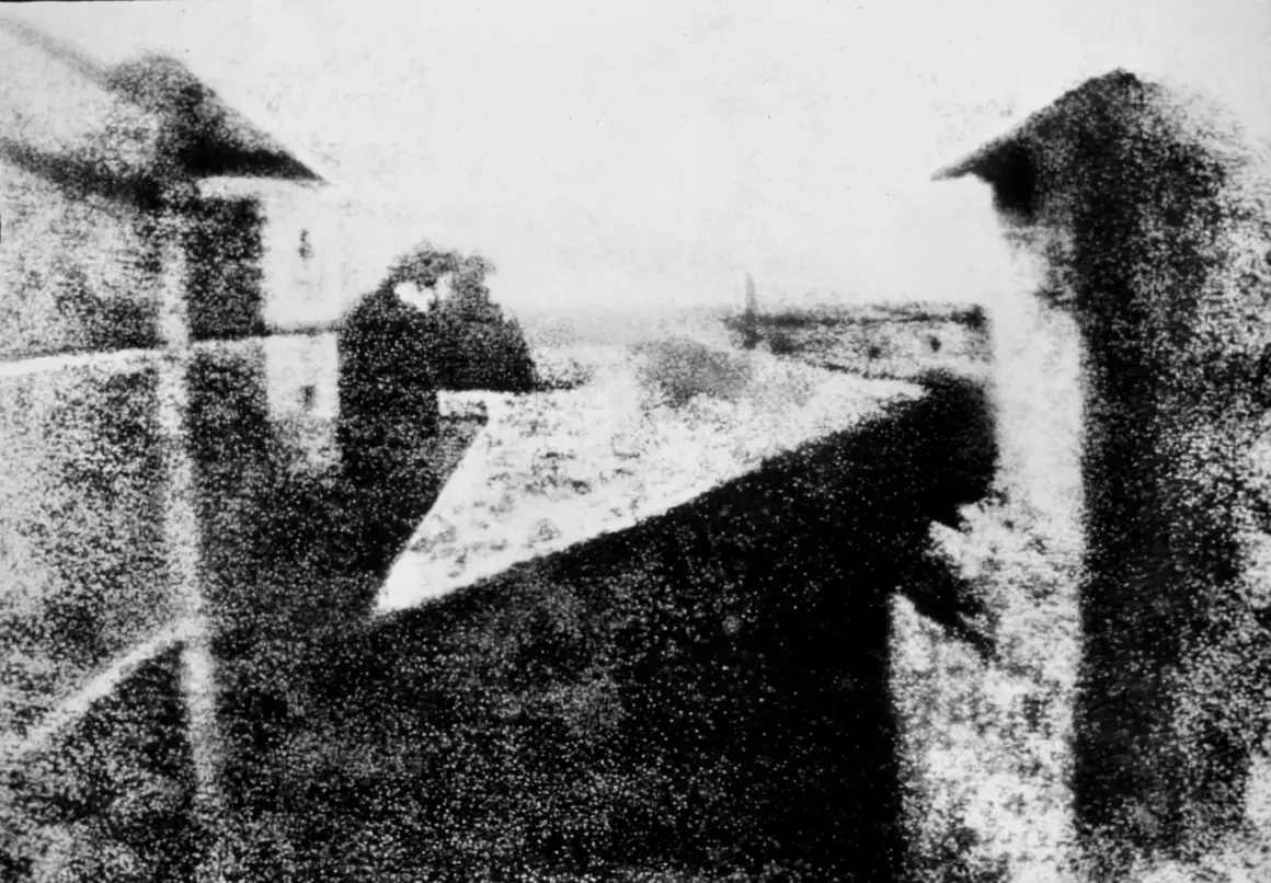 Il primo dagherrotipo cos'è? Un'immagine sfocata di edifici e cielo, un'alba che segna l'inizio della fotografia.
