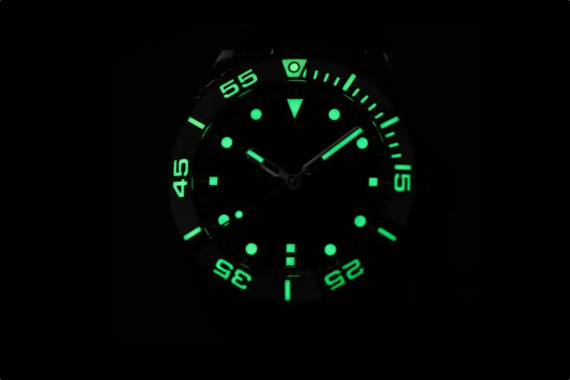 Orologio subacqueo con indici e lancette luminosi, grazie alla **super luminova** che brilla nel buio.
