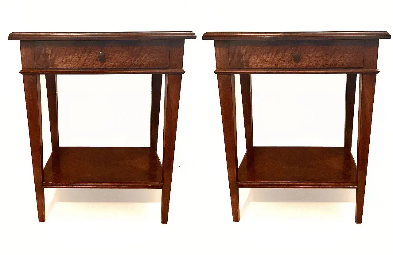 Coppia di comodini in legno scuro, con un cassetto e ripiano inferiore, in elegante stile direttorio.