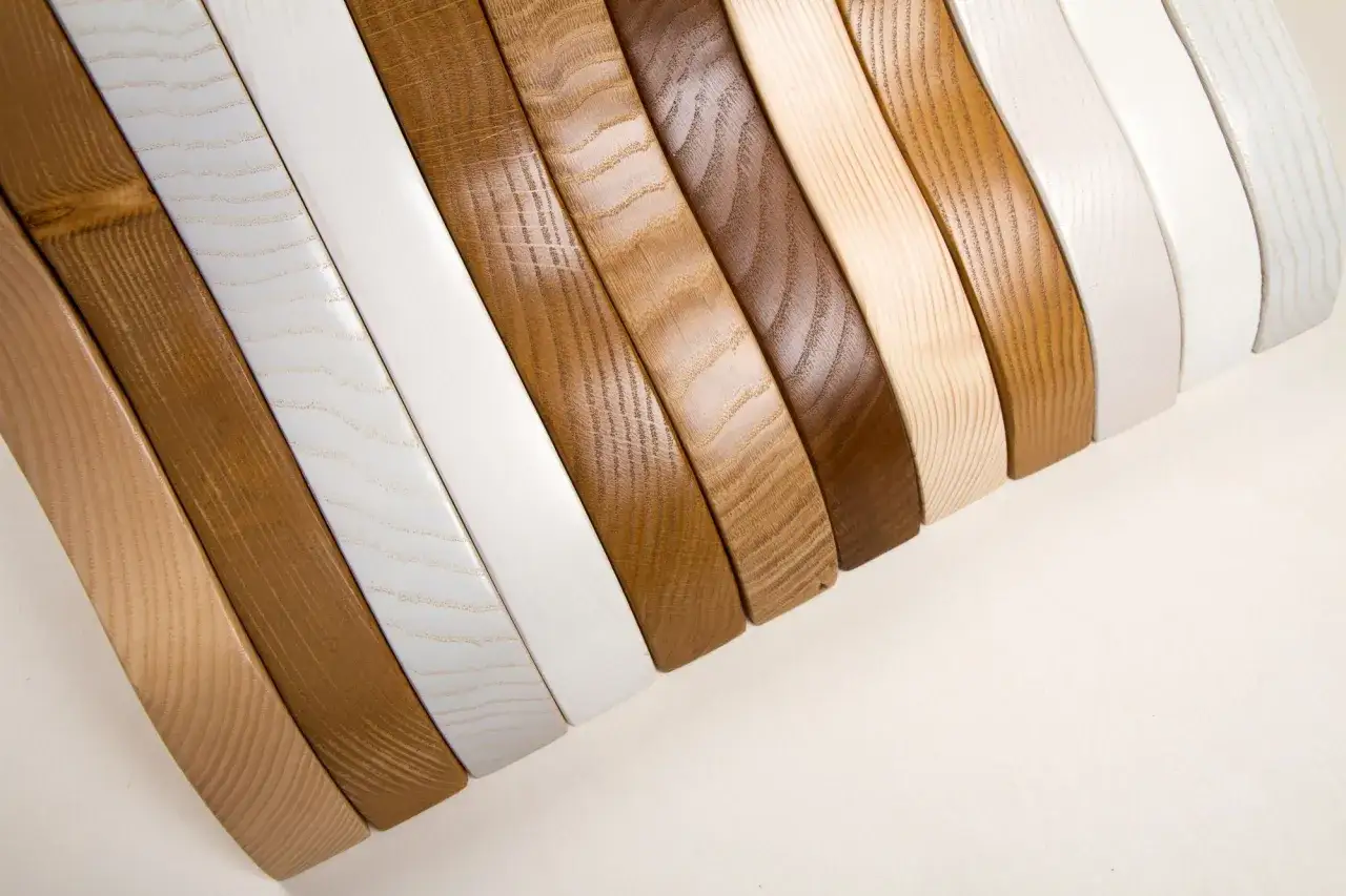 Una fila di campioni di legno con diverse finiture, dai colori chiari e sbiancati a tonalità più scure e calde, che mostrano i colori legno naturali.