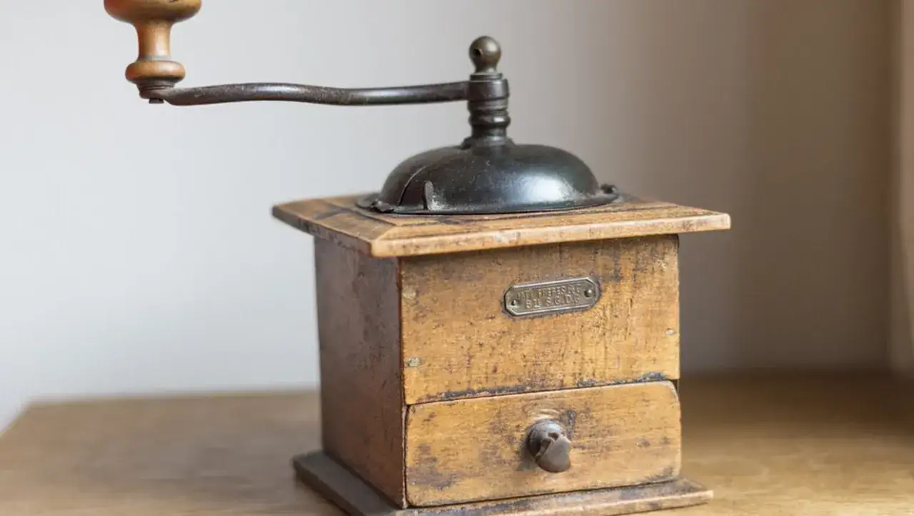 Macinino da caff&egrave; antico in legno, un pezzo da collezione tra gli oggetti antichi pi&ugrave; ricercati.