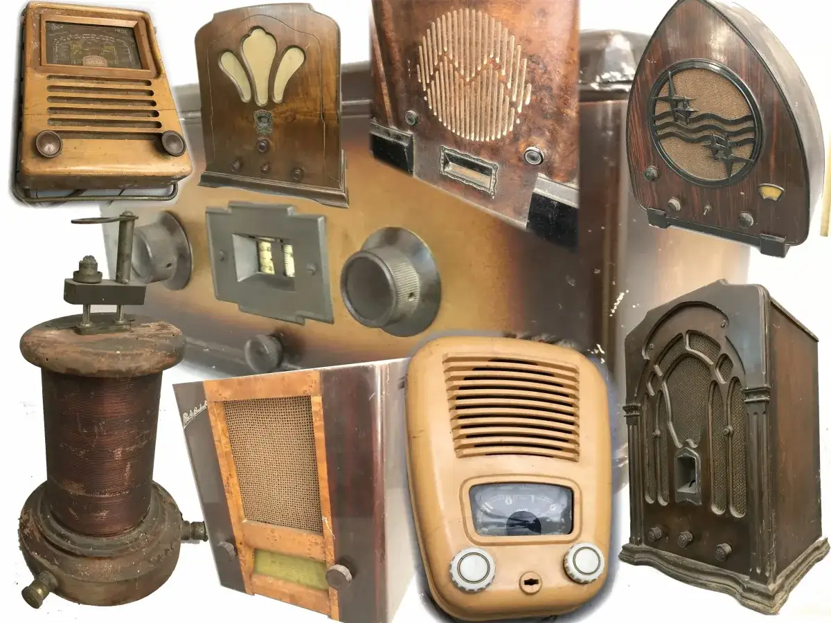 Collezione di radio d'epoca, alcune molto costose, con design in legno e bachelite, che evocano un'epoca passata di tecnologia.