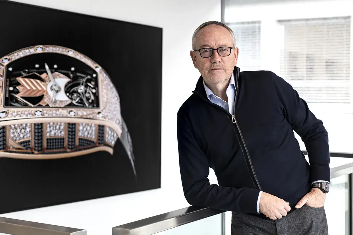 Richard Mille proprietario, con un orologio prezioso alle spalle.