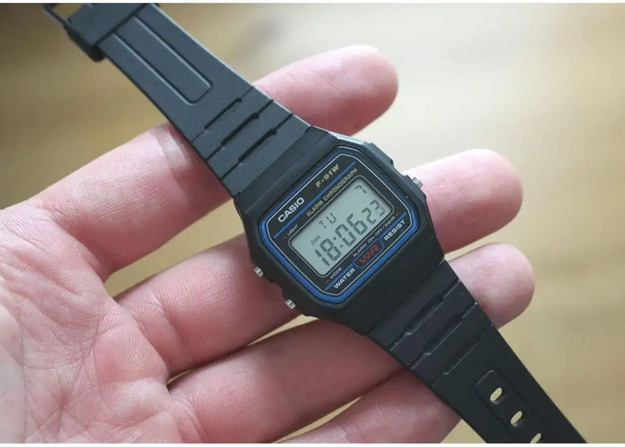 Orologio Casio F-91W, l'orologio pi&ugrave; venduto al mondo, con cinturino nero e display digitale.