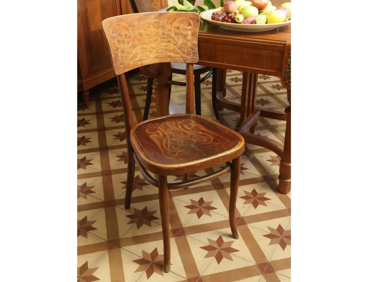 Sedia in legno con seduta e schienale decorati, un dettaglio per come riconoscere una sedia Thonet originale.