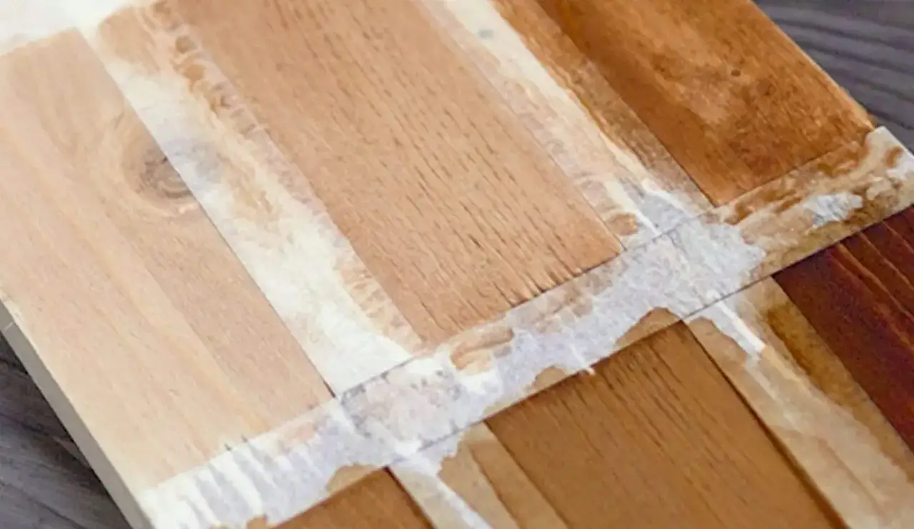 Campioni di legno con diverse tonalità, da chiaro a scuro, per mostrare come colorare il legno in modo naturale.