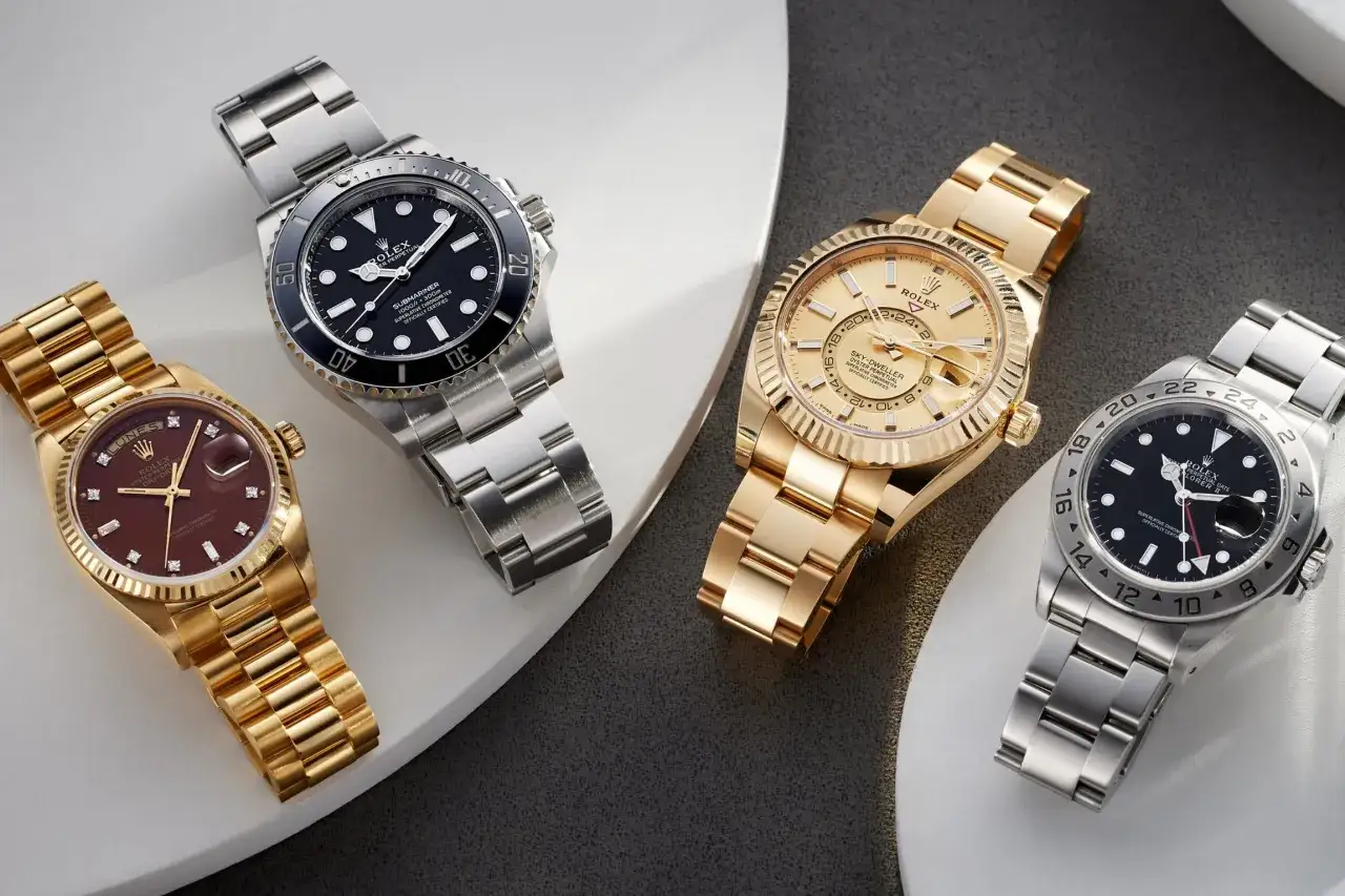 Quattro orologi Rolex di lusso, tra cui un Submariner e uno Sky-Dweller, rappresentano il rolex pi&ugrave; venduto.