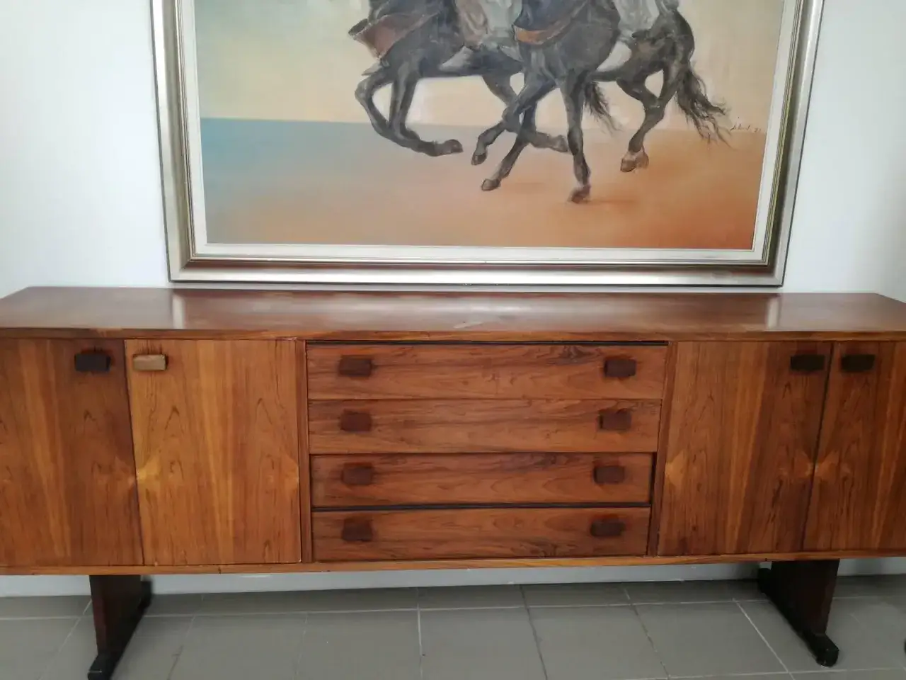 Credenza in legno con quattro cassetti e ante, un esempio di restyling mobili che valorizza il design vintage.