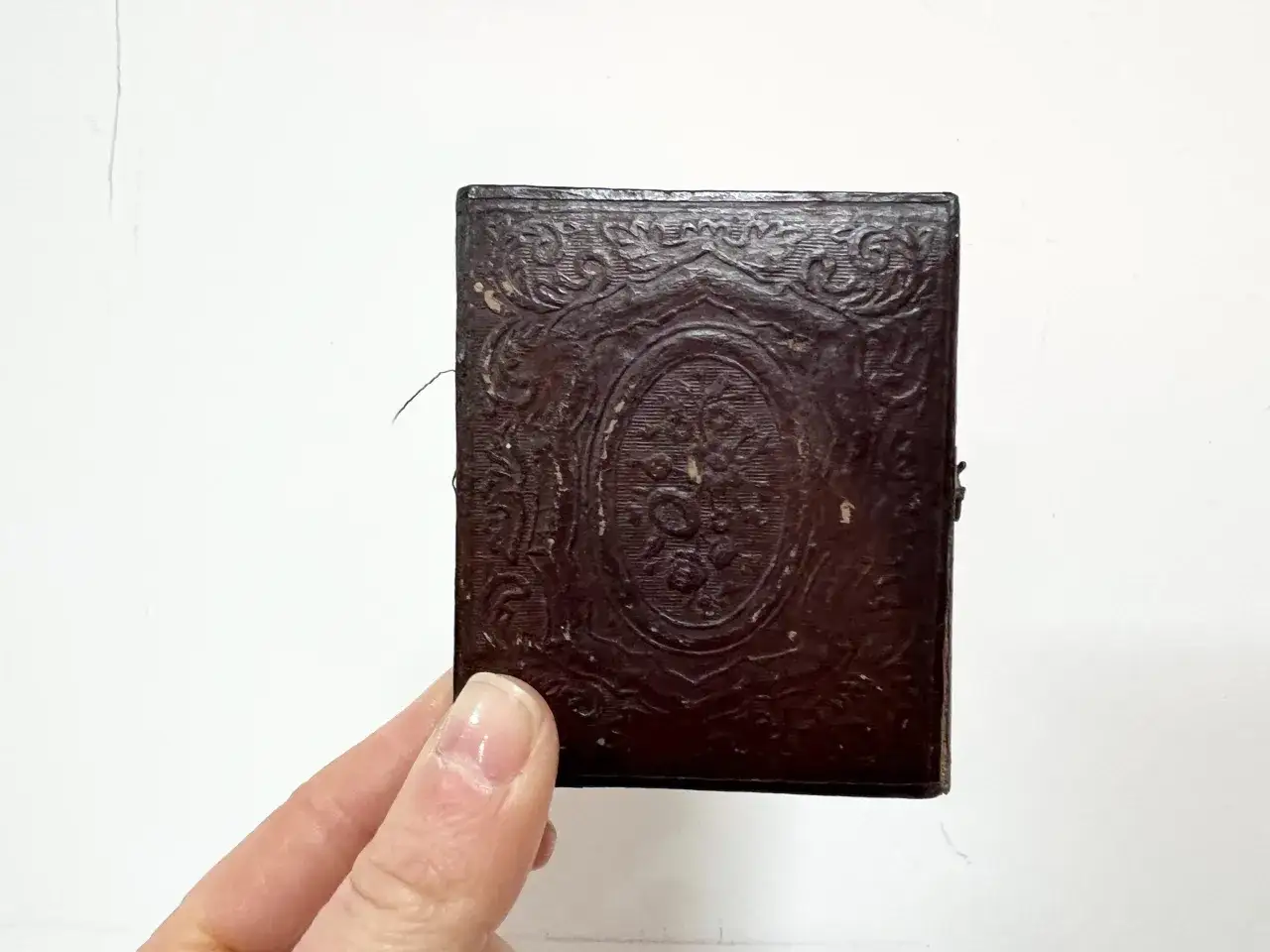 Custodia scura con rilievi floreali, tipica per un dagherrotipo. Cos'&egrave; un dagherrotipo? Un'antica tecnica fotografica.