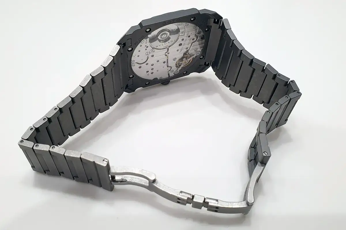 Orologio Bulgari con movimento a vista e maglie in titanio, pronto per essere indossato.