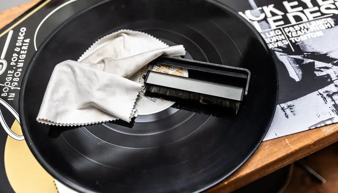 Spazzola e panno per pulire i dischi in vinile, pronti per ascoltare la musica degli anni '80.