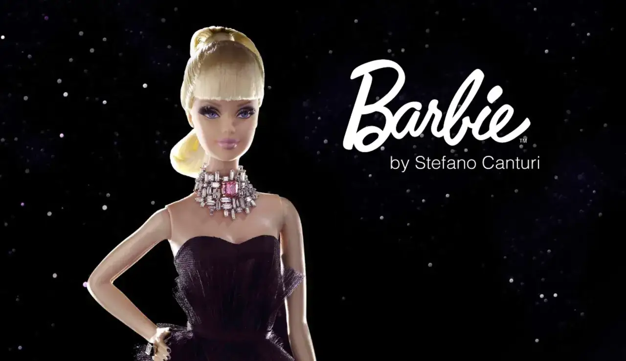 Barbie più costosa al mondo, con abito nero e collana di diamanti, su sfondo stellato.