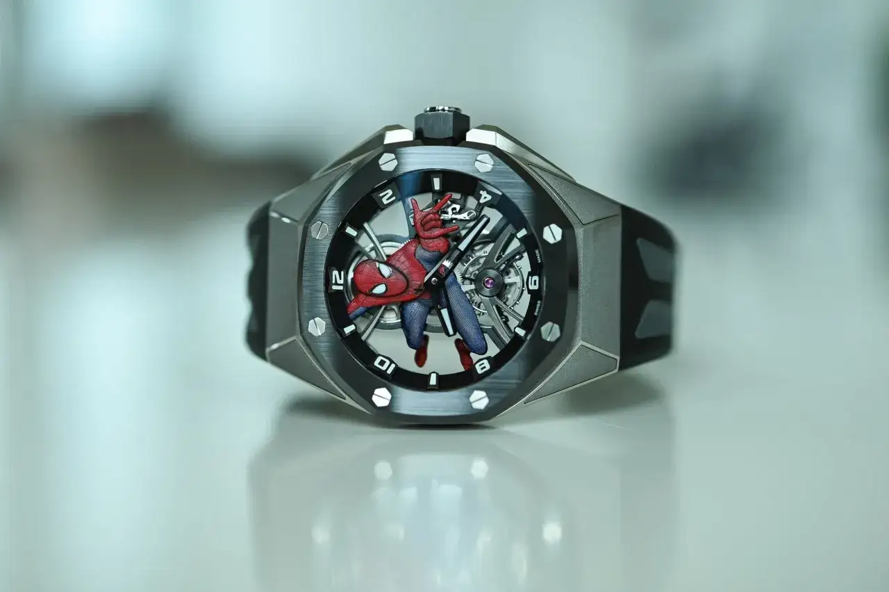 Orologio AP con Spiderman che si arrampica sul quadrante. Un pezzo unico per veri fan.