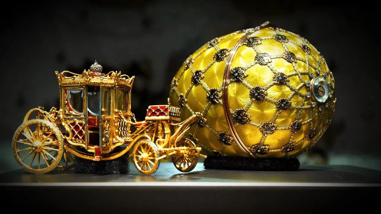 Carrozza dorata e uovo Fabergé, tesori preziosi che sembrano uova Fabergé perdute, brillano nell'oscurità.