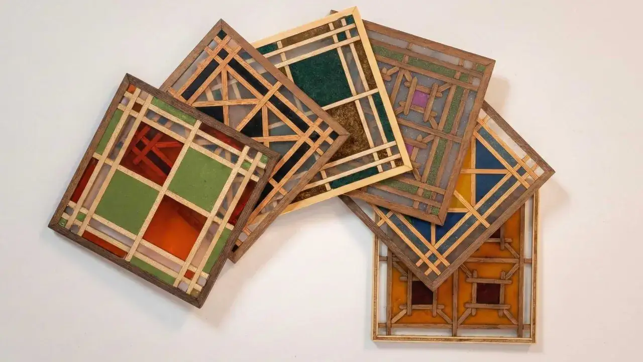 Opere di falegnameria giapponese con quadrati in legno e inserti colorati, che ricordano le tradizionali shoji.