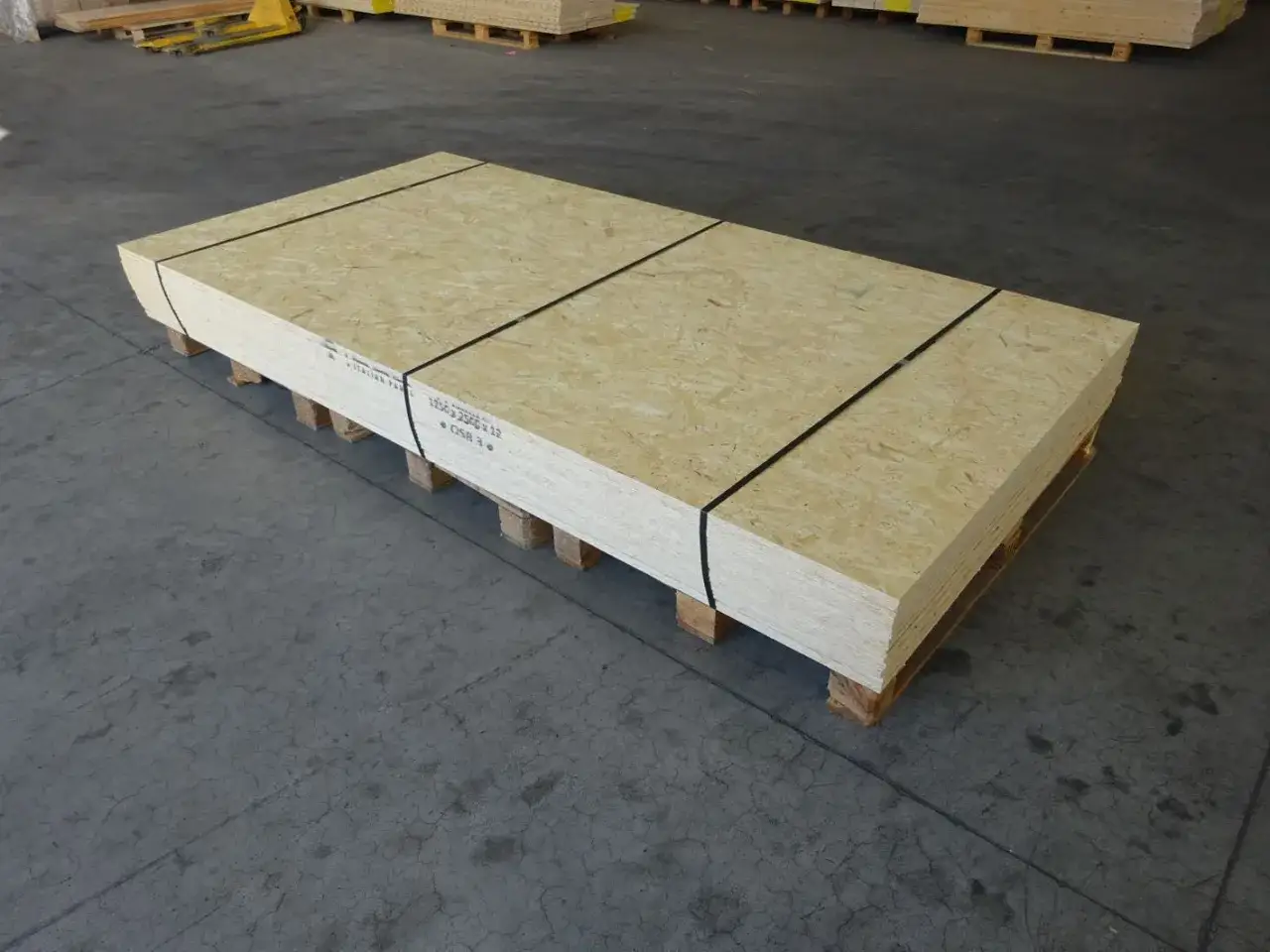 Pannelli OSB impilati su pallet, un'ottima soluzione in legno più economico per costruzioni e fai da te.