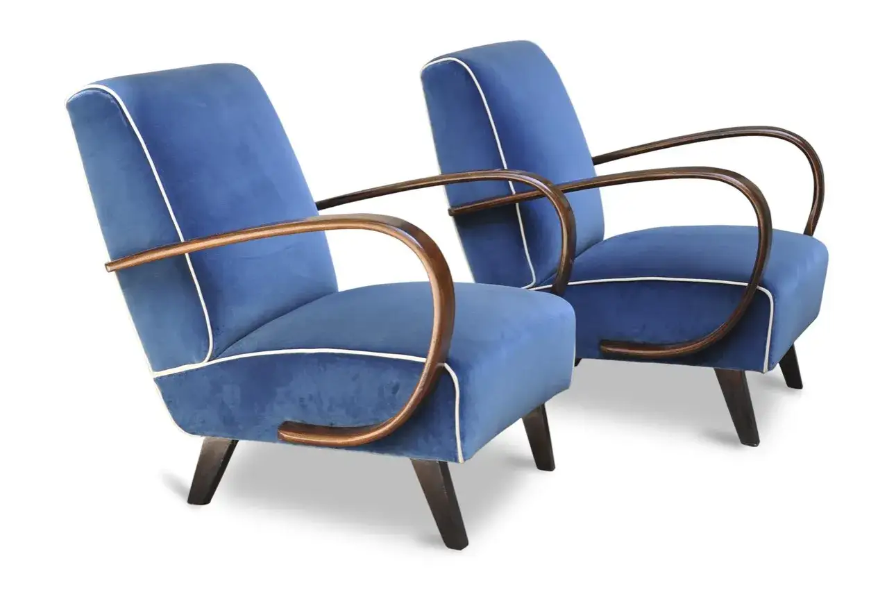 Coppia di poltrone vintage blu con braccioli curvi in legno. Perfette idee poltrone antiche rivisitate per un tocco di classe.