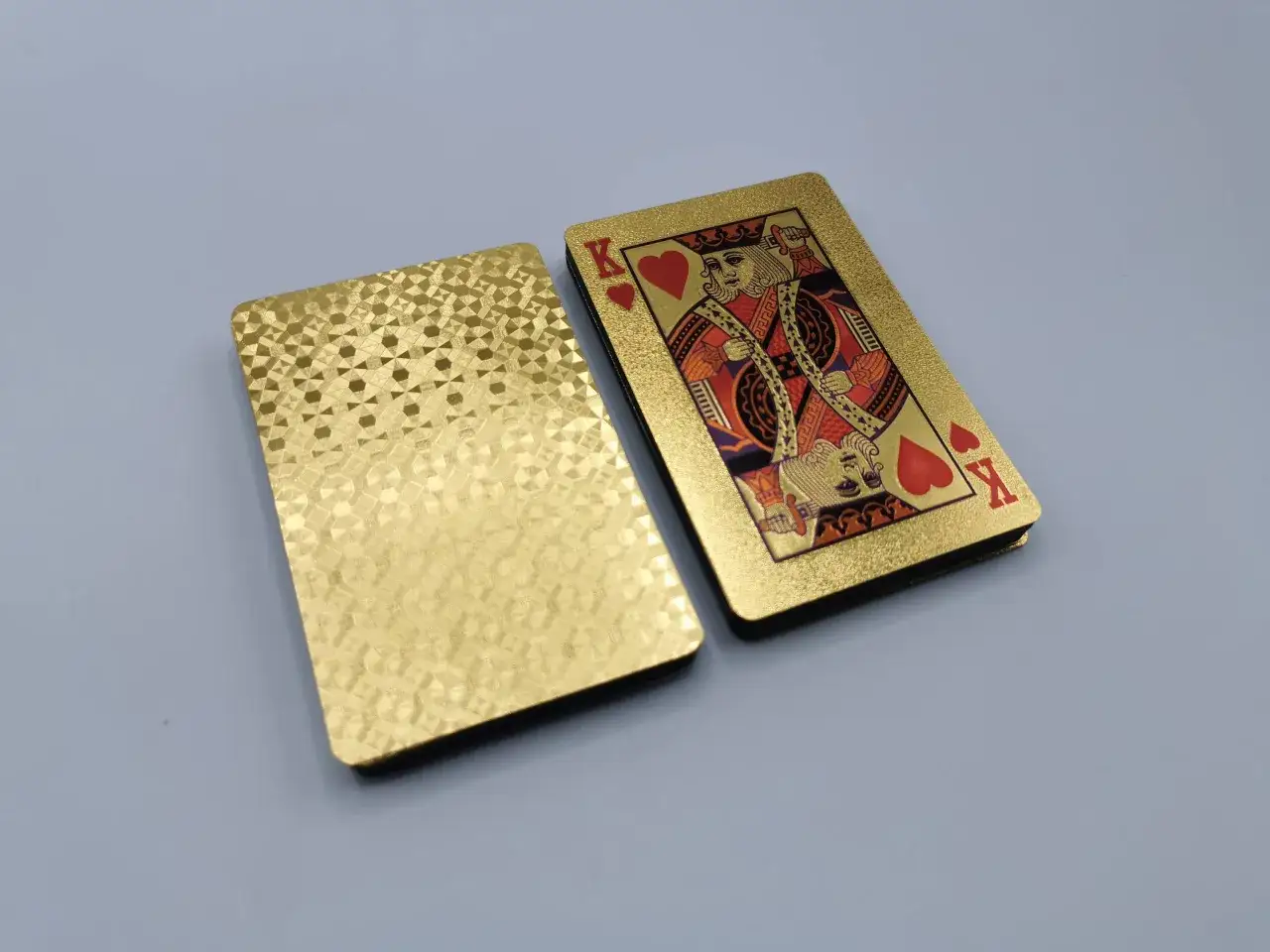 Un mazzo di carte dorate, tra cui un Re di cuori, che potrebbe essere il mazzo di carte pi&ugrave; costoso al mondo.