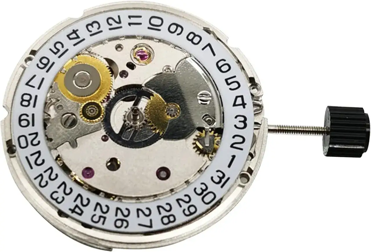 Meccanismo di orologio con data, ingranaggi dorati e bilanciere. Il movimento Powermatic 80 è pronto per il montaggio.