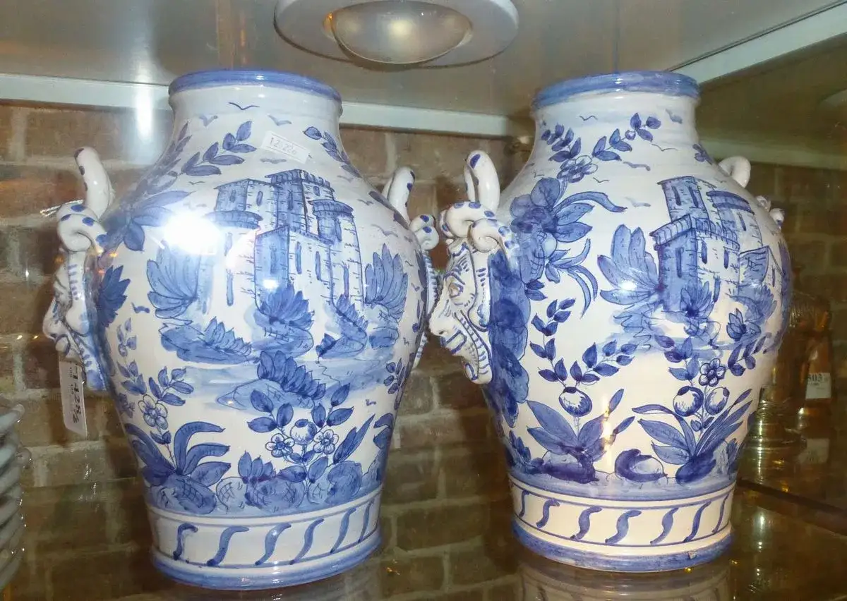 Due vasi in ceramica blu e bianchi, decorati con scene di castelli e fiori, con manici a forma di teste di capra. Potrebbe essere il vaso pi&ugrave; costoso al mondo.
