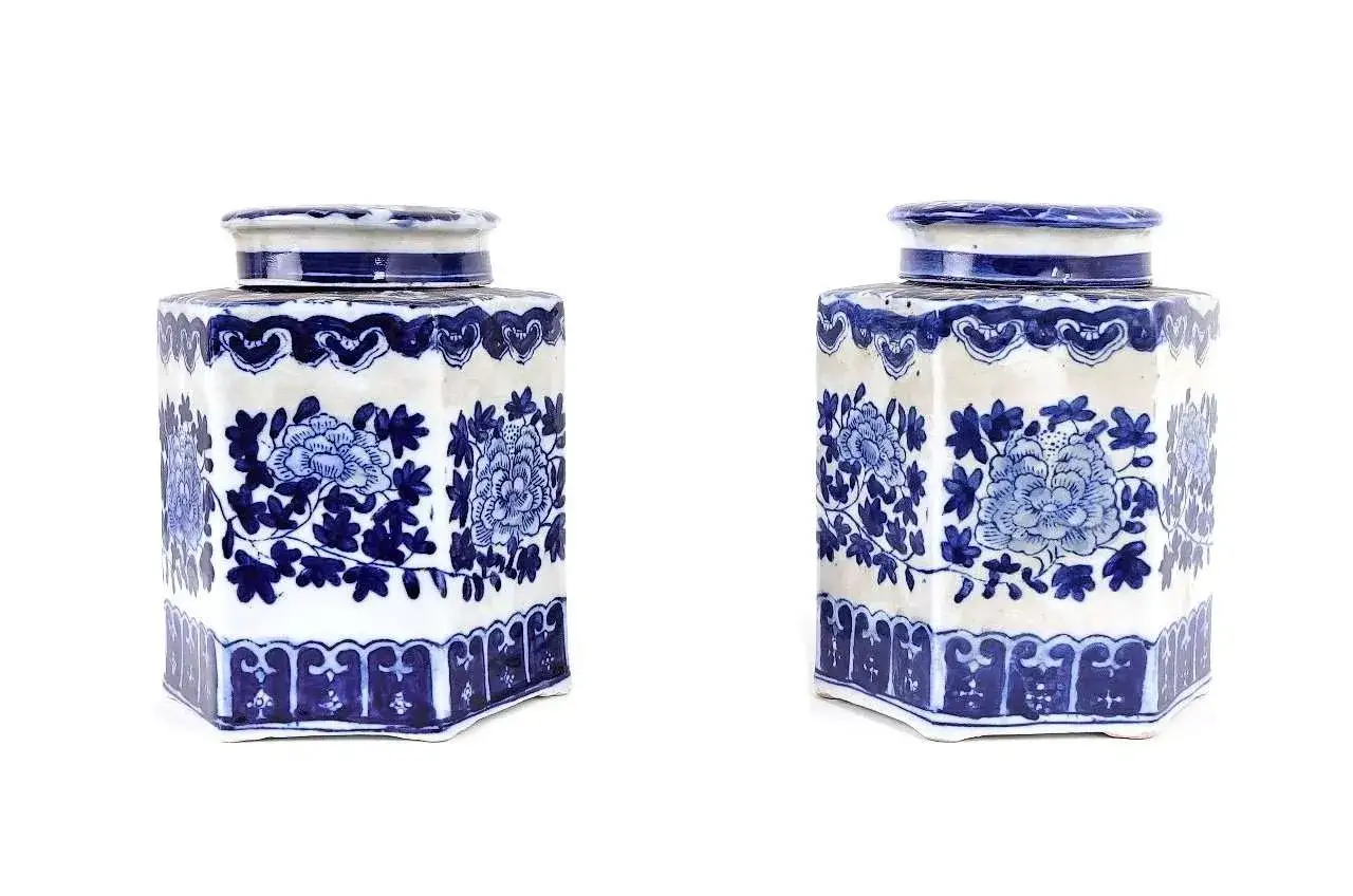 Due vasi esagonali in porcellana bianca e blu, decorati con motivi floreali e bordi a festoni.