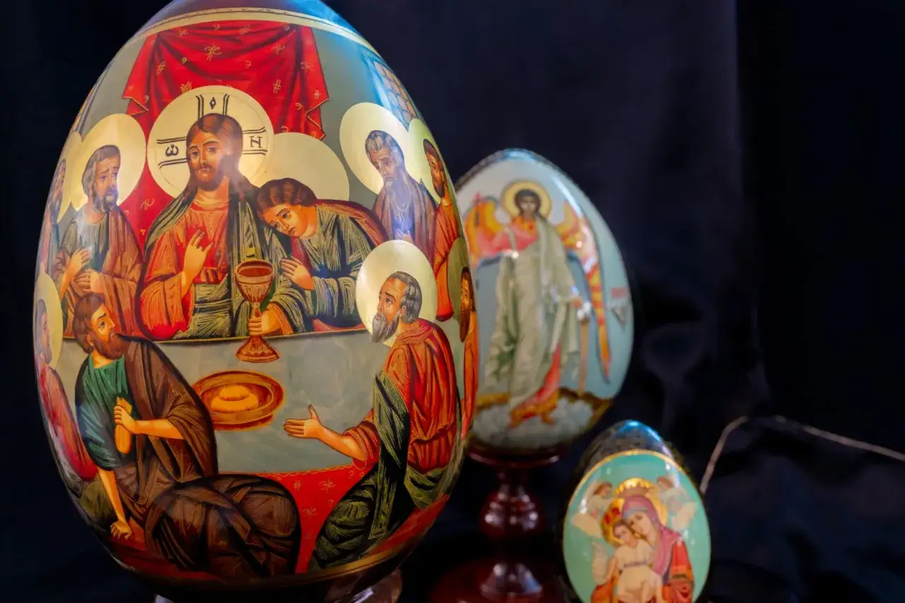 Uova Fabergé originali con scene religiose dipinte: l'Ultima Cena, un angelo e la Madonna col Bambino.