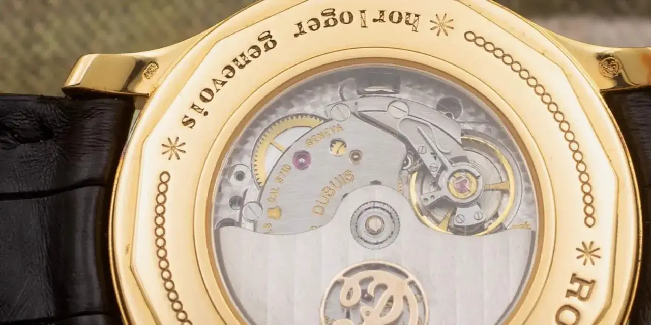 Movimento di un orologio di lusso con punzone di Ginevra inciso sul fondello in oro.