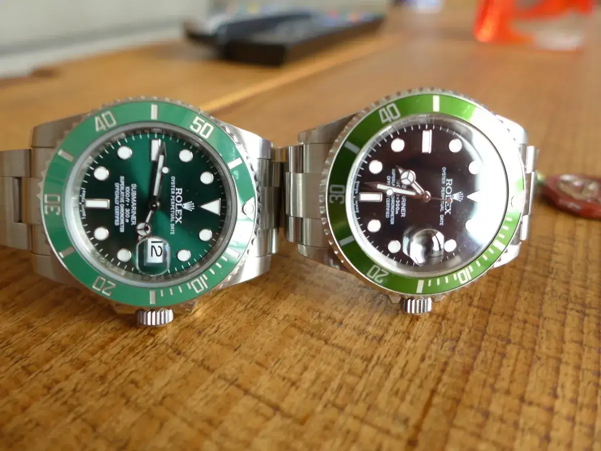 Confronto tra Rolex Hulk e Kermit: due icone verdi a confronto sul legno.