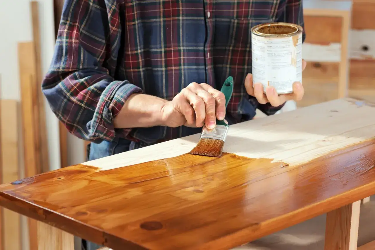 Applicazione di impregnante su legno, mostrando la differenza con la vernice. Protezione e finitura per mobili.