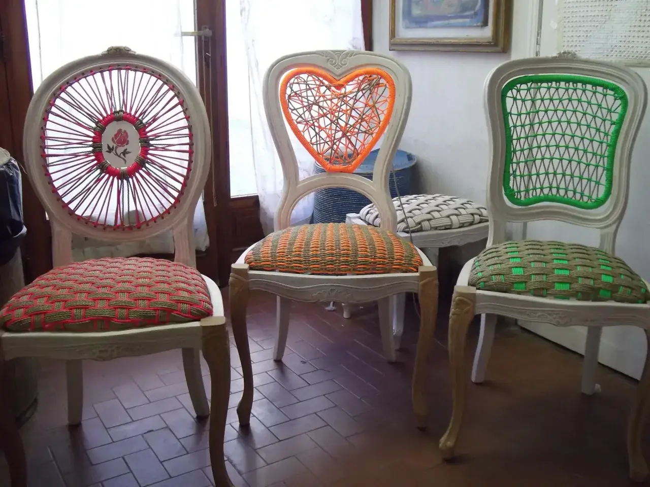 Tre sedie restaurate con sedute e schienali intrecciati. Un esempio di come restaurare una sedia impagliata con creatività.