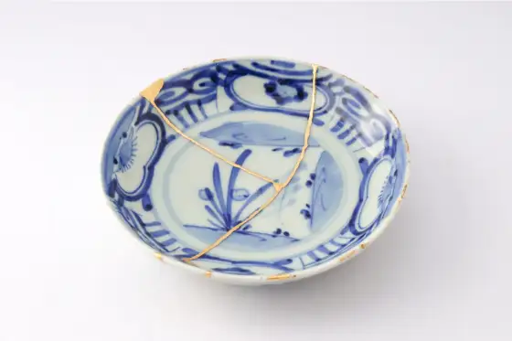 Kintsugi: riparare la ceramica rotta o valorizzarla?