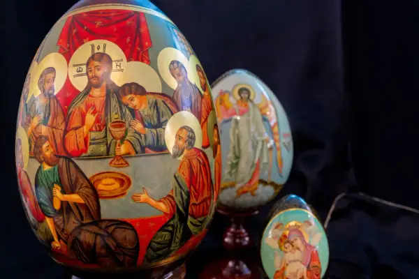 Uova zar decorate con scene religiose, tra cui l'Ultima Cena e figure angeliche.