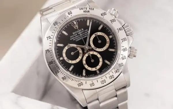 Iconico Rolex Daytona, il rolex più venduto, con quadrante nero e contatori dorati. Un classico intramontabile.