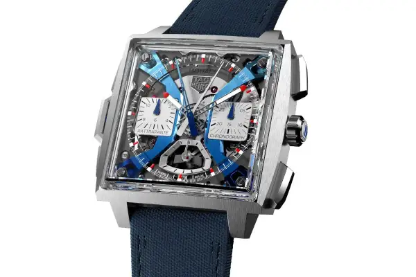Orologio TAG Heuer Monaco con quadrante scheletrato blu e argento, cronografo rattrapante, cinturino blu.