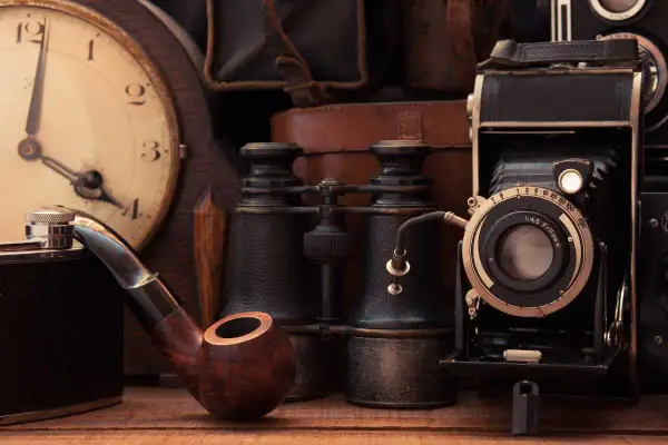 Una pipa, binocolo, macchina fotografica antica e orologio da tasca: oggetti antichi più ricercati, che evocano storie del passato.