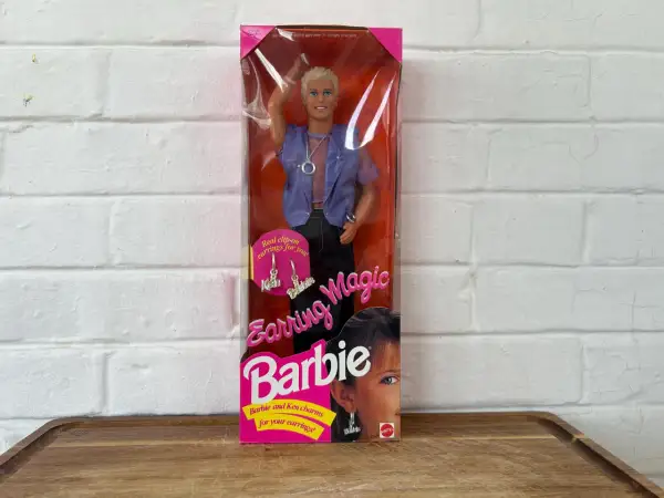 Ken con orecchini magici, un set da collezione Barbie degli anni '90.