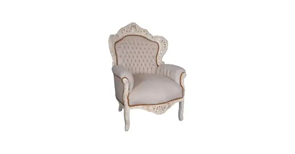 Poltrona d'epoca con intagli shabby, pronta per essere rimodernata. Tessuto chiaro trapuntato e dettagli dorati.