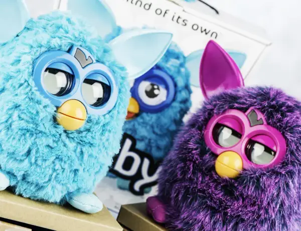 Tre Furby colorati, tra i 20 giocattoli che ora valgono una fortuna, sembrano pronti a parlare.