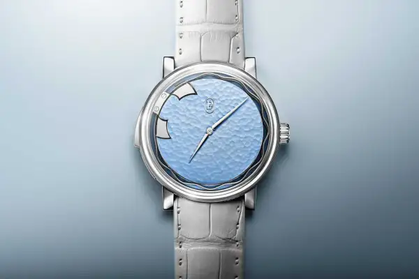 Orologio Parmigiani con quadrante azzurro martellato e cinturino in pelle grigia. Un pezzo di storia dell'alta orologeria.