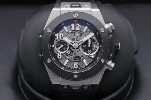 Orologio Hublot più costoso, un cronografo scheletrato con quadrante nero e dettagli rossi, su sfondo scuro.