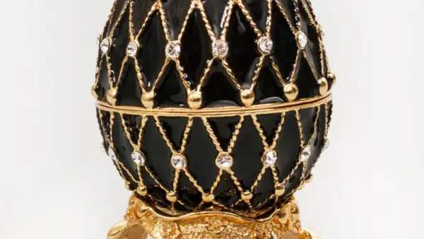 Uova Fabergé perdute: un prezioso scrigno nero con decorazioni dorate e cristalli, che evoca mistero e tesori nascosti.