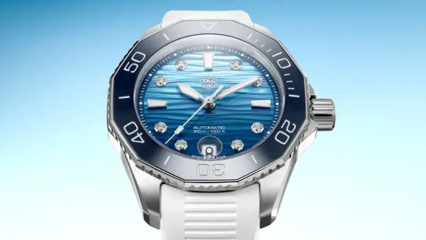 Ghiera orologio blu con indici luminosi e diamanti sul quadrante effetto onda. Cinturino bianco.