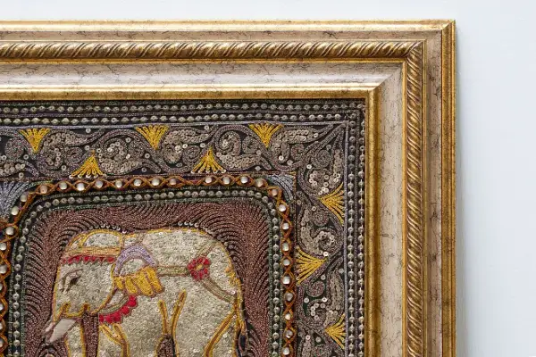 Dettagli di un arazzo con elefante ricamato, paillettes e perline. Un esempio di come riconoscere un arazzo di valore.