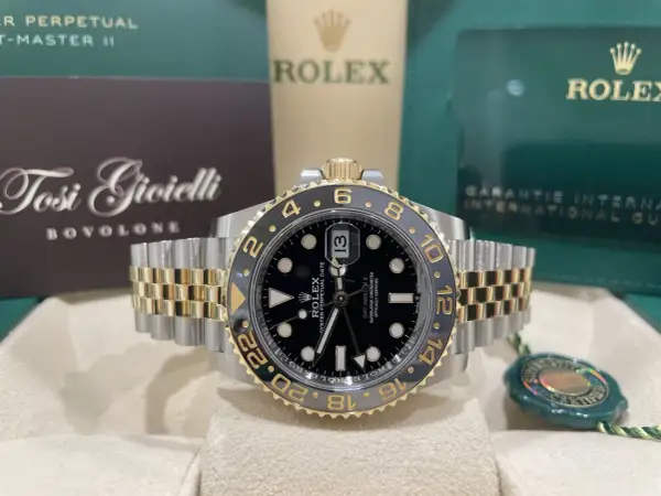 Rolex GMT Master II bicolore, con lunetta nera e oro, cinturino Jubilee. Il peso di questo Rolex GMT Master 2 è ideale per un comfort quotidiano.