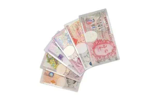 Banconote inglesi di vario valore, tra cui una da 50 sterline con il ritratto di Matthew Boulton.