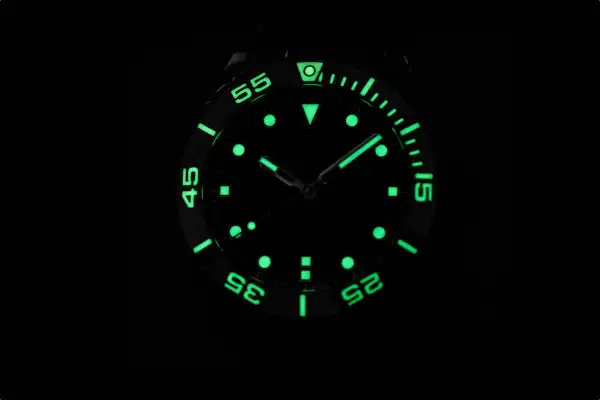 Orologio subacqueo con indici e lancette luminosi, grazie alla **super luminova** che brilla nel buio.